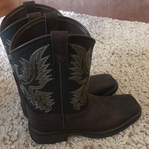 Ariat boots boys size 5.